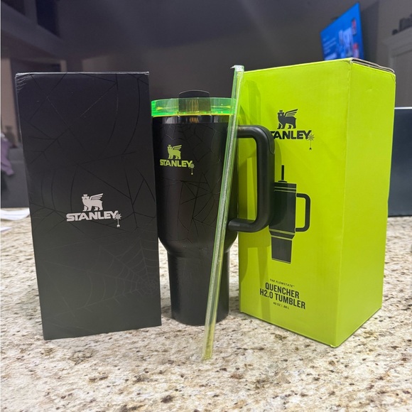 STANLEY HALLOWEEN GLOW IN THE DARK 40oz Quencher h2.0 Limited Edition - Picture 1 of 5